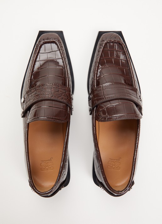 Ganni Loafer met crocostructuur en lakfinish - detail 4 kastanjebruin