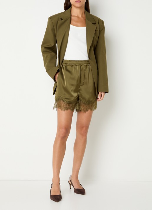 Gestuz Lalou high waist straight fit korte broek van satijn met details van kant - voorkant 2 olijfgroen