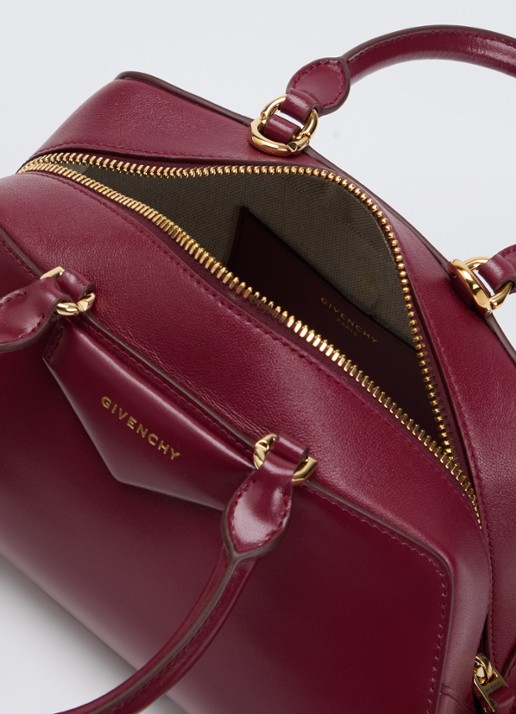 Givenchy Antigona East-West Mini handtas van kalfsleer met afneembare schouderriem - detail bordeauxrood