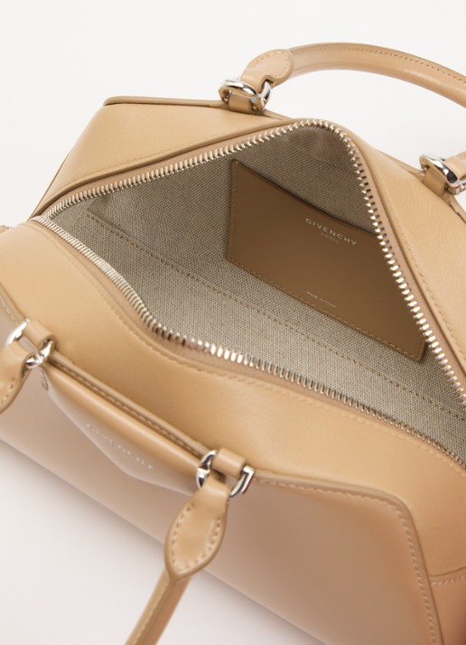 Givenchy Antigona East-West Small handtas van kalfsleer met afneembare schouderriem - detail 3 beige