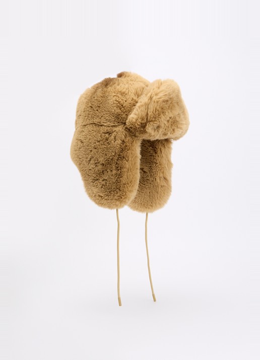 Goldbergh Cher Fluffy muts van imitatiebont - voorkant camel
