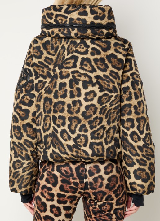 Goldbergh Pantera ski-jas met panterprint en opbergbare capuchon - achterkant 4 camel