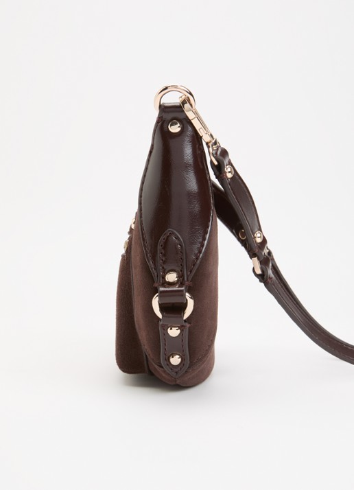 GUESS Marsha Mini crossbodytas van suède met leren details - detail 4 donkerbruin