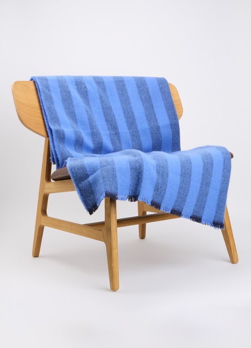 Hay Duo plaid van wol 180 x 130 cm - voorkant 2 donkerblauw