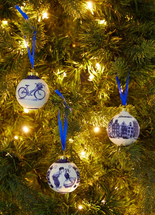 Heinen Delfts Blauw Kuspaar kerstbal 7 cm - voorkant 3 donkerblauw
