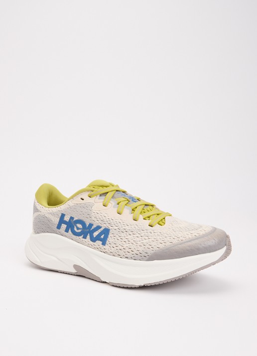 HOKA Rincon 4 sneaker met gebreid bovenwerk en logo - voorkant 2 lichtgrijs