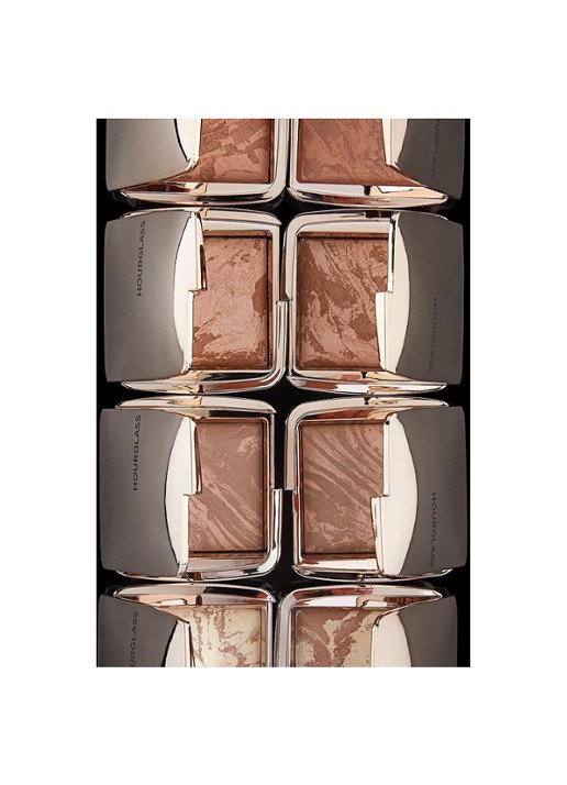 Hourglass AMBIENT™ Lighting Bronzer - detail 7 diffused bronze light