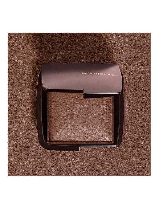 Hourglass AMBIENT™ Lighting Finishing Powder - bronzer - detail 2 transcendent light