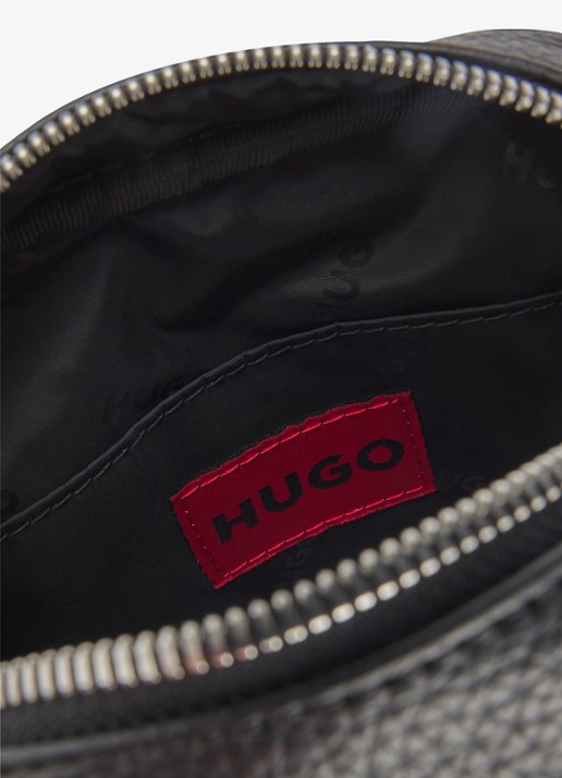 HUGO  Crossbodytas met logo en verstelbare schouderriem - detail diepzwart