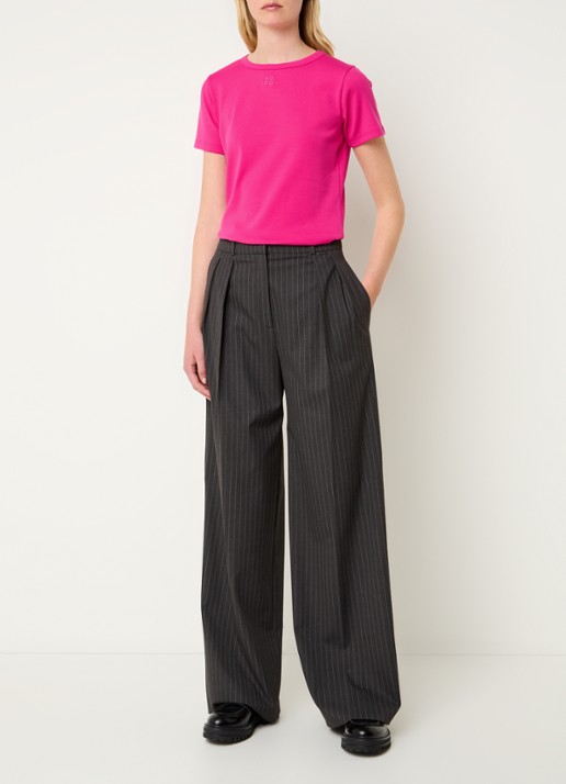 HUGO Deloris T-shirt met logoborduring - voorkant 4 fuchsia