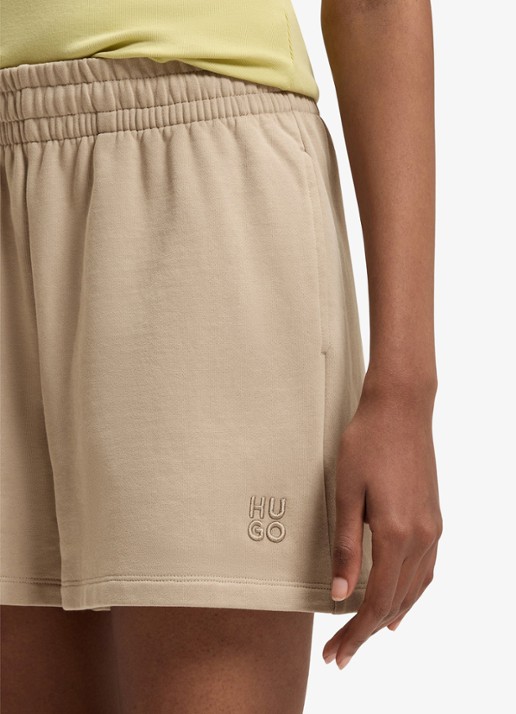 HUGO Ninoosta high waist straight fit korte joggingbroek met logoborduring - detail 5 light/pastel brown-232 / bruin