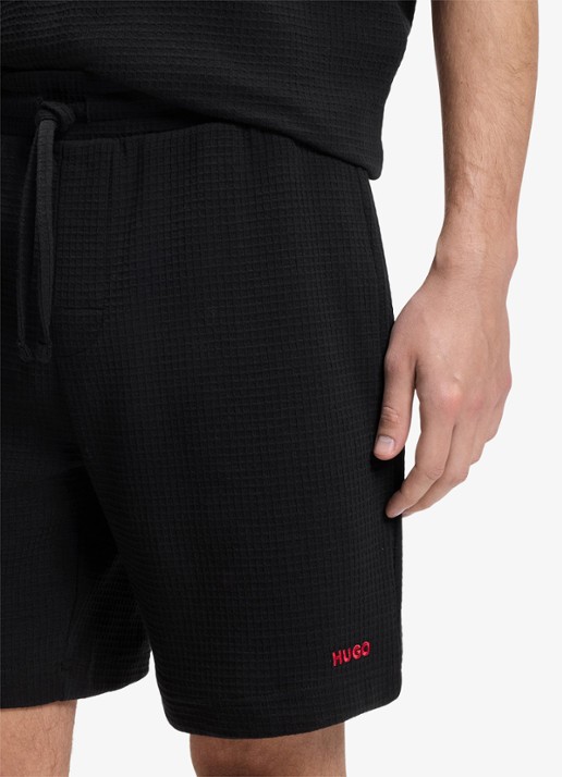 HUGO Pyjamashort met wafelstructuur en logostiksel - detail 2 black-001 / zwart