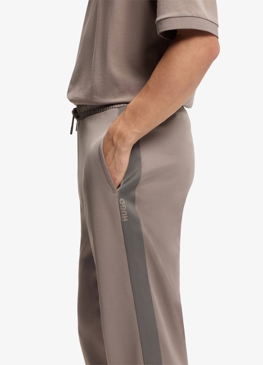 HUGO Tapered fit joggingbroek met logo - detail 2 lichtbruin
