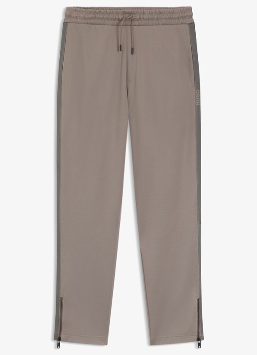 HUGO Tapered fit joggingbroek met logo - voorkant 4 lichtbruin