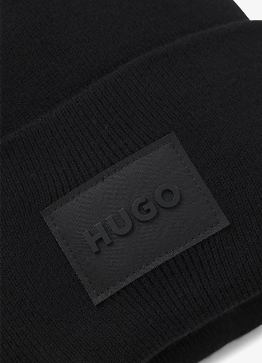 HUGO Xevon fijngebreide muts met logo - detail zwart