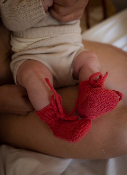 Hvid Babyslofjes van merino wol - voorkant 3 donkerroze