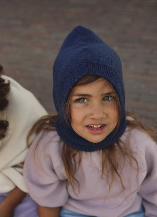 Hvid Balaclava fijngebreide muts  - voorkant 2 royalblauw