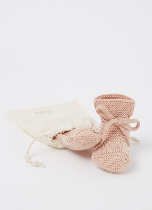 Hvid Booties gebreide babyslofjes van wol - detail zalmroze