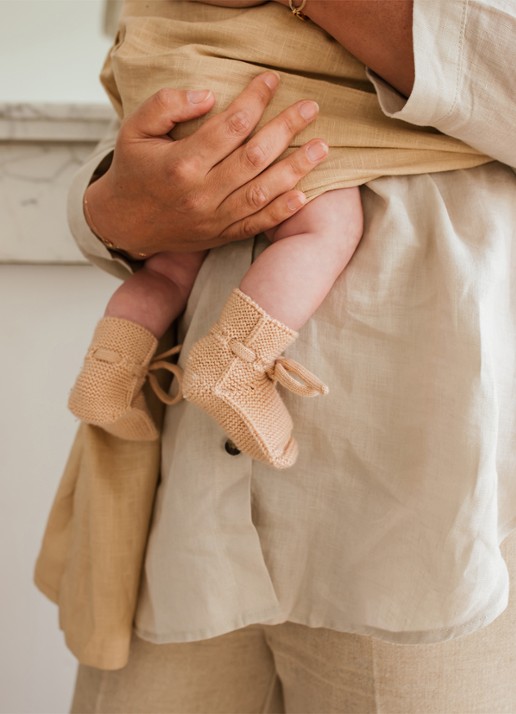 Hvid Booties gebreide babyslofjes van wol - voorkant 3 zalmroze