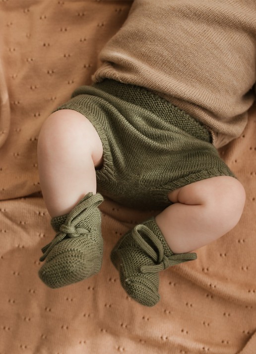 Hvid Gebreide babyslofjes van wol - voorkant 2 mosgroen