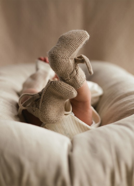 Hvid Gebreide babyslofjes van wol - voorkant 4 beige