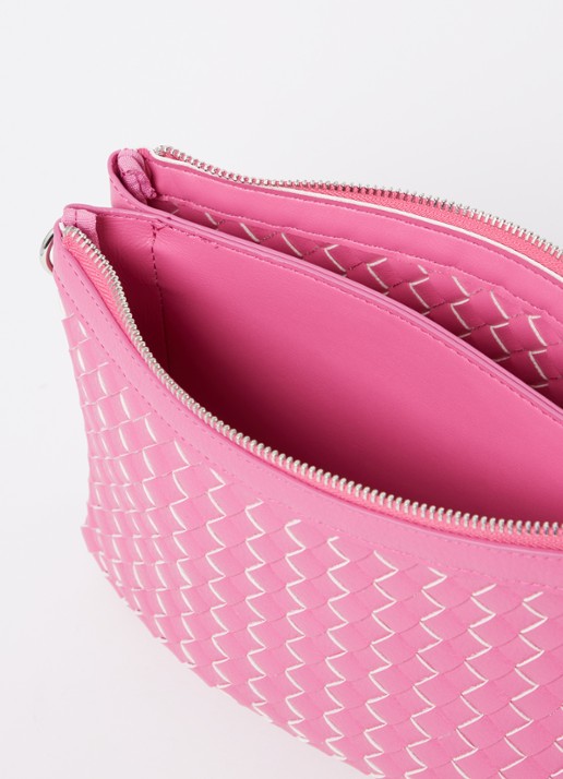 Ilse Jacobsen Gevlochten clutch met afneembare schouderriem - detail 3 fuchsia