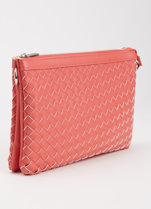 Ilse Jacobsen Gevlochten clutch met afneembare schouderriem - achterkant koraalrood