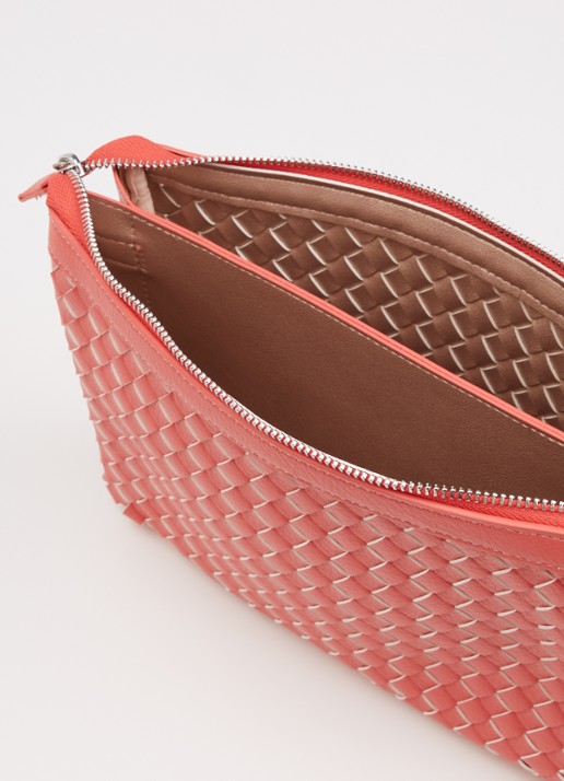 Ilse Jacobsen Gevlochten clutch met afneembare schouderriem - detail 2 koraalrood