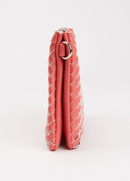 Ilse Jacobsen Gevlochten clutch met afneembare schouderriem - detail 3 koraalrood