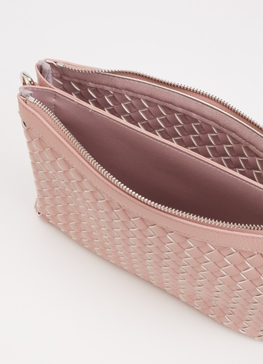 Ilse Jacobsen Gevlochten clutch met afneembare schouderriem - detail 2 zalmroze