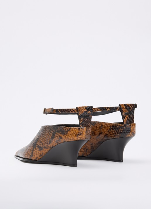 IRO Pump van leer met slangenprint  - achterkant bruin