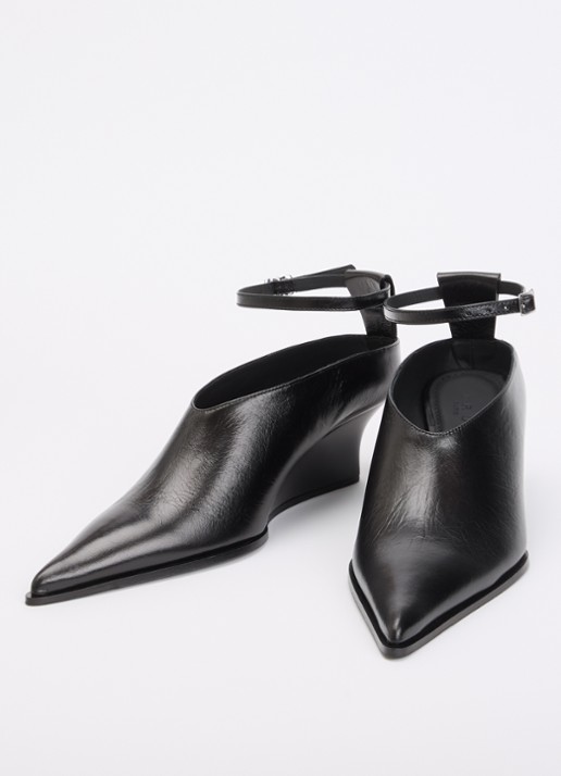 IRO Pump van leer - detail 2 zwart