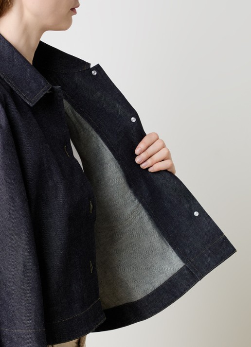 J.W. Anderson Cropped A-lijn blouse van denim met borstzak en donkere wassing - detail 3 indigo