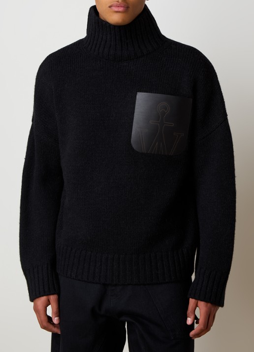 J.W. Anderson Grofgebreide coltrui in alpaca wolblend met borstzak en logo - detail zwart