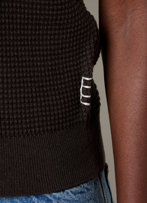J.W. Anderson Grofgebreide polo in kasjmierblend met ribstructuur - detail 3 donkerbruin