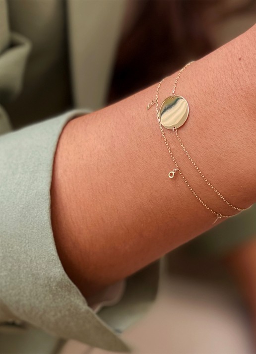 Jackie 14K Gold Love bedelarmband van 14 karaat geelgoud  - detail geelgoud