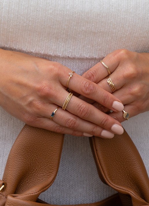 Jackie 14K Gold Triangle ring van 14 karaat geelgoud met topaas - voorkant 2 geelgoud