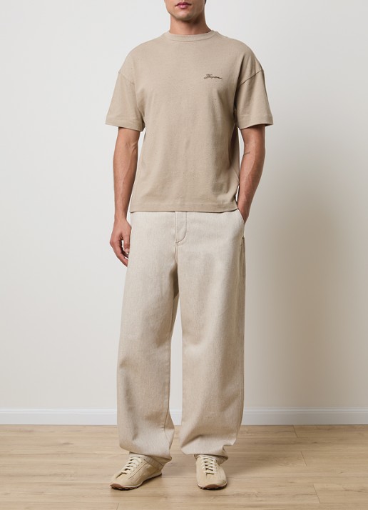 Jacquemus Brodero T-shirt met logoborduring - voorkant 2 donkerbeige