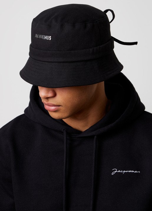 Jacquemus Bucket hoed met logo - voorkant 2 zwart