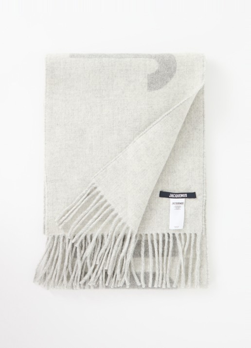 Jacquemus L'Echarpe sjaal van wol met logoprint 180 x 35 cm - voorkant lichtgrijs