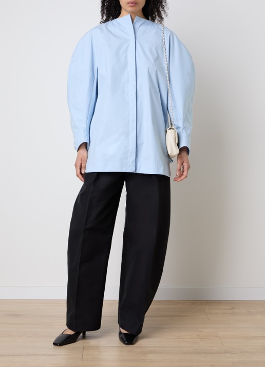 Jacquemus La Pittore oversized blouse met split - voorkant 3 lichtblauw