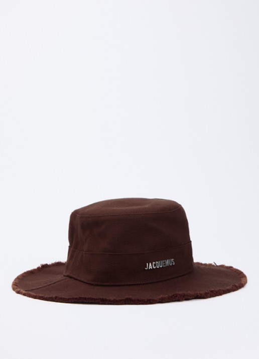 Jacquemus Le Bob Artichaut bucket hoed met logo - voorkant chocoladebruin