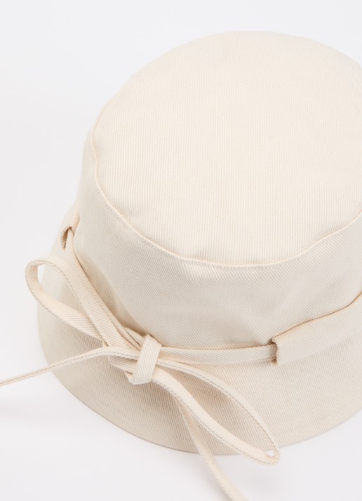 Jacquemus Le Bob Gadjo bucket hoed met logo - detail gebroken wit