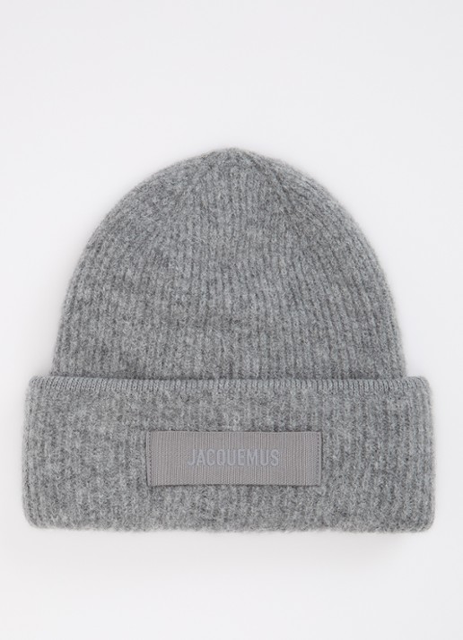 Jacquemus Le Bonnet ribgebreide muts in alpaca wolblend met logo