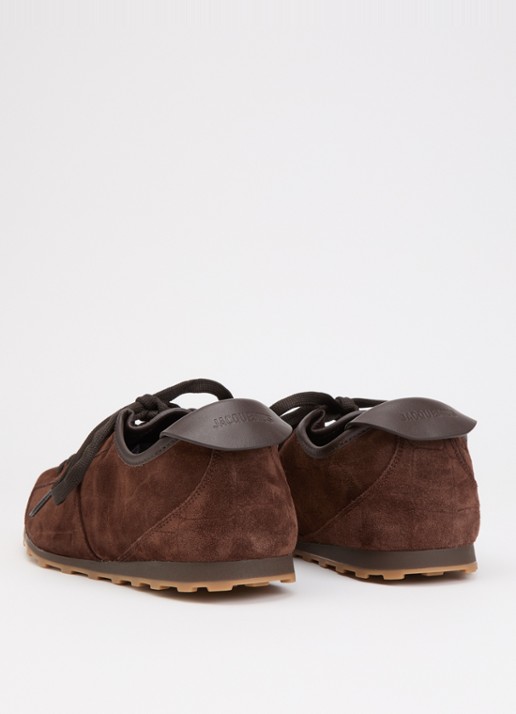 Jacquemus Les Tennis sneaker van suède met crocostructuur  - achterkant 5 hazelnootbruin