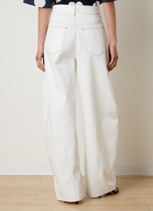 Jacquemus Oval mid waist balloon fit jeans met medium wassing - achterkant gebroken wit
