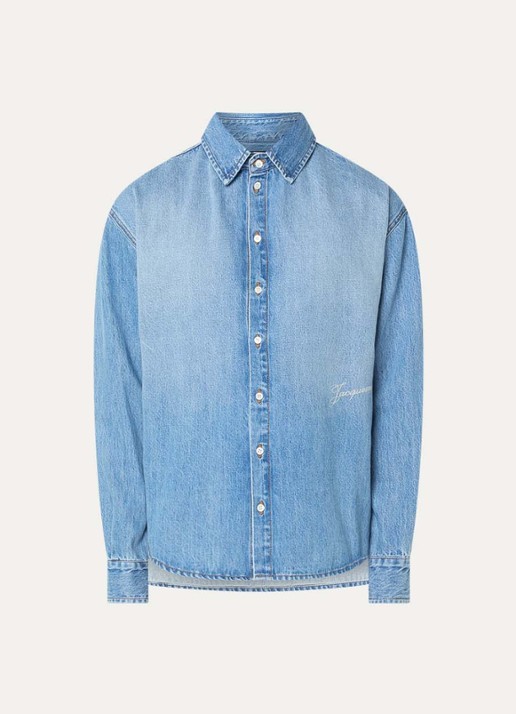 Jacquemus Regular fit overhemd van denim met logo - voorkant 2 lichtblauw