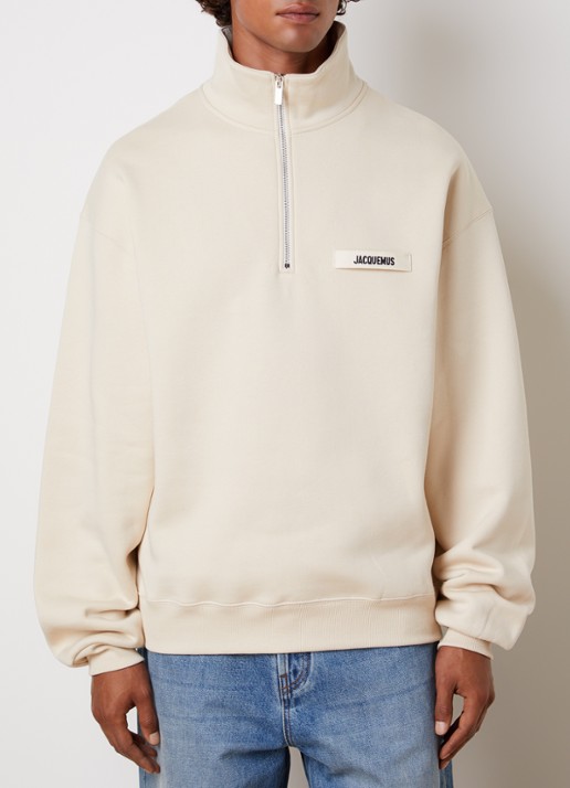 Jacquemus Sweater met logo en halve rits - detail zand