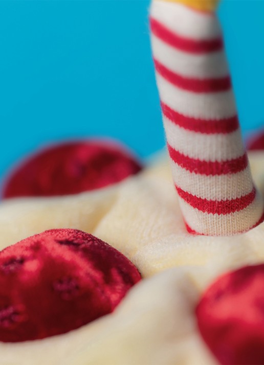 Jellycat Amuseables Birthday Cake knuffel 16 cm - detail 4 bruin