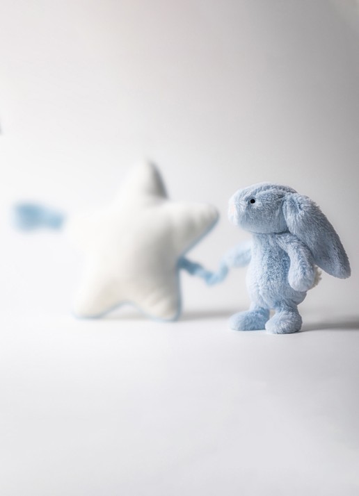 Jellycat Bashful Bunny Musical Pull muziekknuffel 30 cm - voorkant 2 lichtblauw